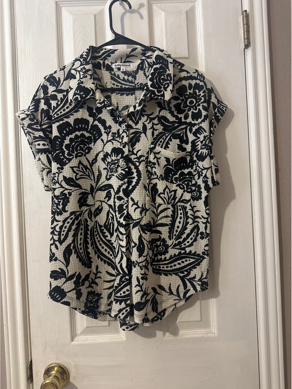 Kathy Ireland Women's Large Black and White Floral Button-Up Shirt